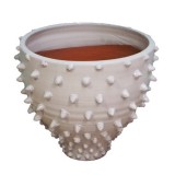 WHITE VASE WITH PEAKS